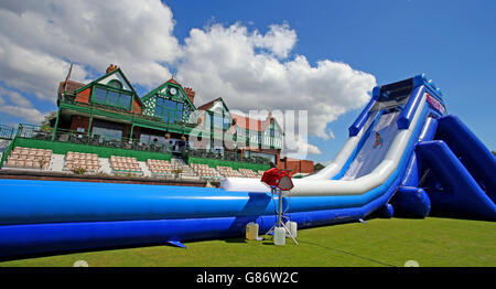 Il più grande scivolo gonfiabile d'Europa viene presentato al Liverpool Cricket Club e farà parte di Three Gung-ho! eventi per raccogliere fondi per enti di beneficenza locali. Foto Stock