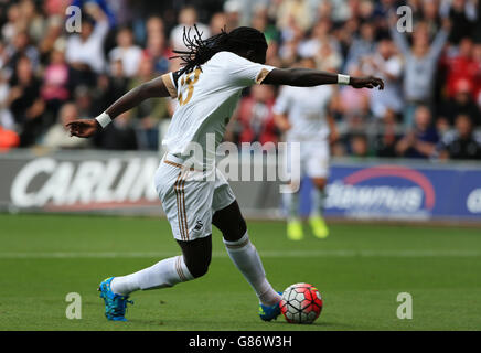 Il Bafetimbi Gomis di Swansea City segna il suo primo gol della partita durante la partita della Barclays Premier League al Liberty Stadium di Swansea. Foto Stock