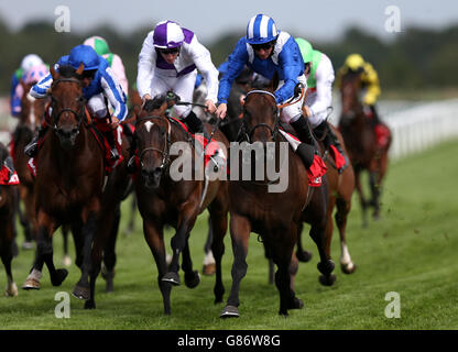 Adaay guidato da Paul Hanagan (a destra) vince la Betfred Hungerford Stakes durante il Betfred Ladies Day all'ippodromo di Newbury. Foto Stock