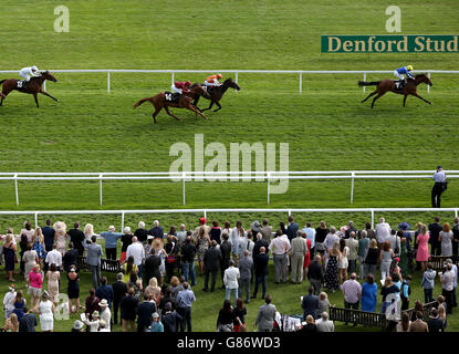 Kastini guidato da Paul Hanagan (a destra) vince la puntata per handicap di Betfred 'Still Treble Odds su Lucky 15s' durante il Betfred Ladies Day all'ippodromo di Newbury. Foto Stock