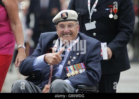 I veterani prendono parte ad una sfilata giù Whitehall dopo un servizio di commemorazione che ha segnato il 70° anniversario del VJ Day nel centro di Londra. Foto Stock