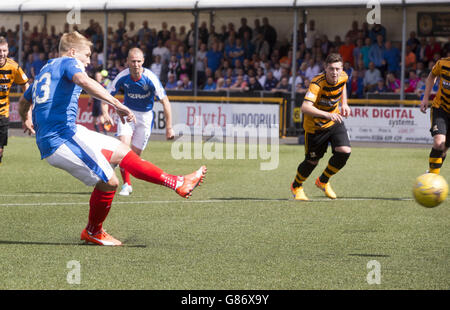 Martyn Waghorn di Rangers segna il secondo obiettivo della partita dal punto di rigore durante la partita del Ladbrokes Scottish Championship al Recreation Park di Alloa. Foto Stock