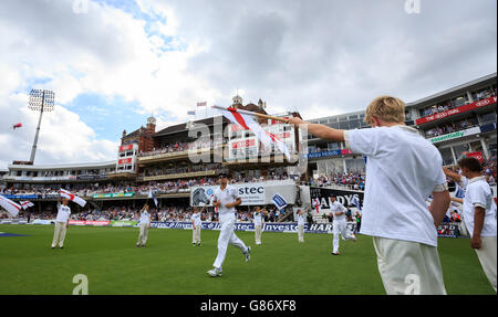 Cricket - Fifth Investec Ashes Test - Inghilterra / Australia - Day Two - The Kia Oval. Il capitano d'Inghilterra Alastair Cook corre per l'inizio della giornata di gioco Foto Stock