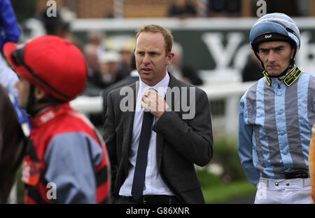 Il formatore David o' Meara e il fantino Daniel Tudhope (a destra) durante il terzo giorno del Welcome to Yorkshire Ebor Festival all'Ippodromo di York. PREMERE ASSOCIAZIONE foto. Data immagine: Venerdì 21 agosto 2015. Guarda la storia della Pennsylvania RACING York. Il credito fotografico dovrebbe essere: John Giles/PA Wire Foto Stock