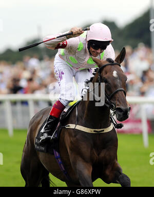 Frankie Dettori celebra la sua vittoria su Max Dynamite nella Weatherbys Hamilton Lonsdale Cup durante il terzo giorno del Welcome to Yorkshire Ebor Festival all'Ippodromo di York. Foto Stock