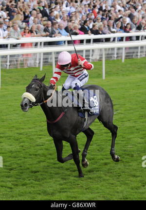 Angelo Meccas guidato da Paul Mulrennan prima di vincere il Coolmore Nunthorpe Stakes durante il terzo giorno del Welcome to Yorkshire Ebor Festival all'Ippodromo di York. Foto Stock