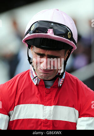 Un emozionante Paul Mulrennan ritorna in cima alla Meccas Angel al Circolo dei vincitori dopo la vittoria nella Coolmore Nunthorpe Stakes durante il terzo giorno del Welcome to Yorkshire Ebor Festival all'Ippodromo di York. Foto Stock