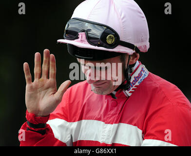 Un emozionante Paul Mulrennan ritorna in cima alla Meccas Angel al Circolo dei vincitori dopo la vittoria nella Coolmore Nunthorpe Stakes durante il terzo giorno del Welcome to Yorkshire Ebor Festival all'Ippodromo di York. Foto Stock