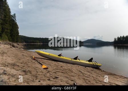 Canoa su una spiaggia, Bulgaria Foto Stock