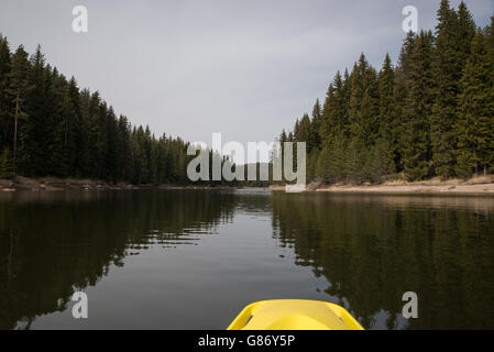 Canoa in un lago, Bulgaria Foto Stock