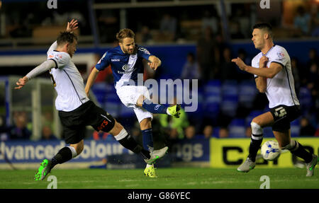 Andrew Shinnie di Birmingham ha un tiro sul gol che è bloccato da Jason Shackell della contea di Derby (a destra) durante la partita del campionato Sky Bet a St Andrews, Birmingham. Foto Stock