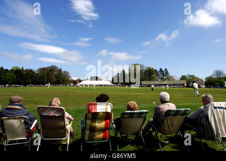 Cricket - Cheltenham & Gloucester Trophy - Primo round - Staffordshire v Surrey - Porri Foto Stock