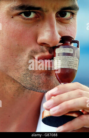 Cricket - Fifth Investec Ashes Test - Inghilterra / Australia - Day Four - The Kia Oval. Il capitano d'Inghilterra Alastair Cook bacia Ashes Urn durante il quarto giorno del Quinto Investec Ashes Test al Kia Oval, Londra. Foto Stock