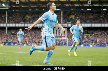 Il Samir Nasri di Manchester City festeggia il secondo gol della partita dei suoi team durante la partita della Barclays Premier League al Goodison Park di Liverpool. Foto Stock