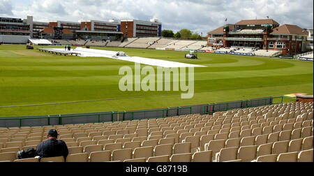 Vista generale del campo da cricket Old Trafford mentre i ritardi della pioggia giocano nella partita della Frazzell County Championship Division 2 tra Lancashire e Derbyshire. Foto Stock