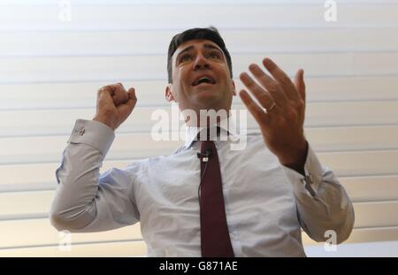 Leader del lavoro Hopeful Andy Burnham parla durante un evento dei membri laburisti a Edimburgo, dopo che ha detto che non interferirà nel lavoro scozzese se vince la corsa per il lavoro superiore. Foto Stock