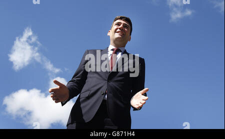 La leadership del lavoro speranzosa Andy Burnham si trova al di fuori di un evento dei membri laburisti a Edimburgo, dopo aver detto che non interferirà nel lavoro scozzese se vincerà la gara per il massimo lavoro. Foto Stock