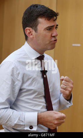 Leader del lavoro speranzoso Andy Burnham durante un evento laburista a Edimburgo, dopo che ha detto che non interferirà nel lavoro scozzese se vince la corsa per il lavoro superiore. Foto Stock