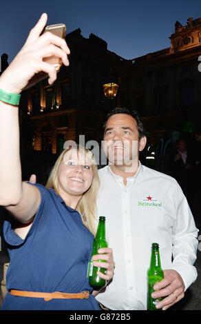 L'ex capitano di rugby dell'Inghilterra Will Carling (a destra) partecipa al lancio della campagna della Coppa del mondo di rugby 2015 di Heineken alla Somerset House, Londra. Foto Stock