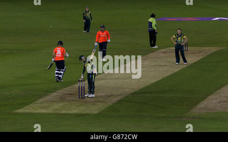 Natalie Sciver in Inghilterra festeggia con il compagno di squadra Katherine Brunt dopo aver vinto la partita nella prima partita Twenty20 della serie di Ashes delle Donne al campo Essex County di Chelmsford. Foto Stock