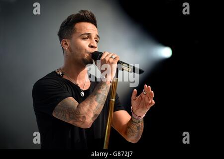 Aston Merrygold si esibisce sul palco durante il Fusion Festival 2015 al Coofton Park, Birmingham. Foto Stock