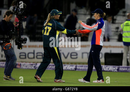 Il capitano dell'Inghilterra Charlotte Edwards, (a destra) scuote le mani con il capitano australiano Meg Lanning, (a sinistra) alla fine della partita durante la seconda partita Twenty20 della serie delle Ceneri femminili al BrightonandHoveJobs.com County Ground, Brighton. Foto Stock