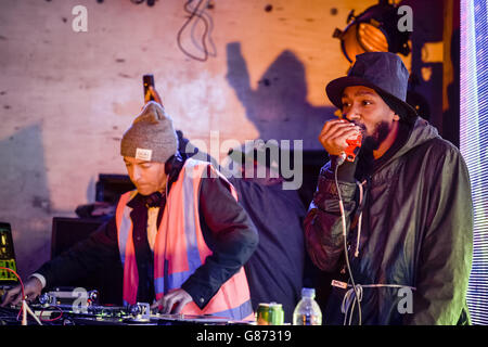 MOS DEF si esibisce sul palco durante il primo evento di musica dal vivo al Banksy's Dismaland di Tropicana a Weston-super-Mare, Somerset. Foto Stock