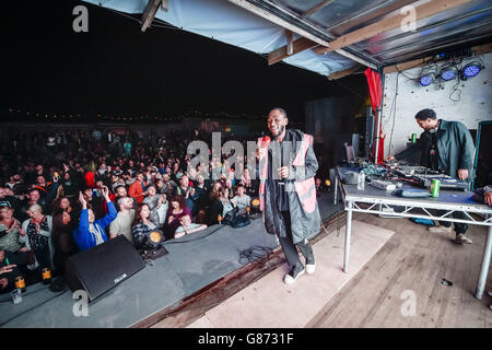 MOS DEF si esibisce sul palco durante il primo evento di musica dal vivo al Banksy's Dismaland di Tropicana a Weston-super-Mare, Somerset. Foto Stock