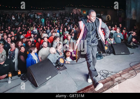 MOS DEF si esibisce sul palco durante il primo evento di musica dal vivo al Banksy's Dismaland di Tropicana a Weston-super-Mare, Somerset. Foto Stock