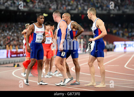 La squadra di relè 4x100m della Gran Bretagna maschile di Richard Kilty (seconda a sinistra), Daniel Talbot (a destra), James Ellington e Chijindu Ujah (a sinistra) hanno parole dopo la gara durante l'ottavo giorno dei Campionati mondiali IAAF allo Stadio Nazionale di Pechino, in Cina. Foto Stock