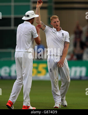 Il ben Stokes dell'Inghilterra celebra il lancio del wicket di Mitchell Johnson in Australia durante il secondo giorno del quarto Investec Ashes Test a Trent Bridge, Nottingham. Foto Stock