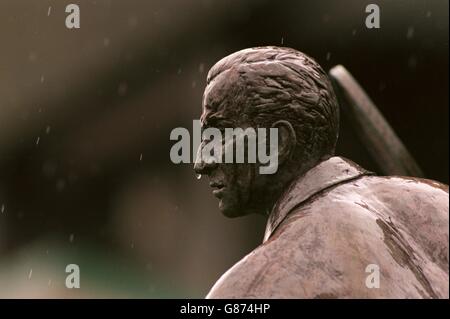 Tennis - Campionati di Wimbledon. Statua di Fred Perry sotto la pioggia a Wimbledon Foto Stock