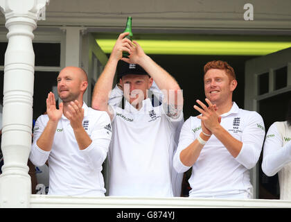 L'inglese Adam Lyth (a sinistra), ben Stokes e Jonny Bairstow festeggiano sul balcone dopo la vittoria di Ashes durante il terzo giorno del quarto Investec Ashes Test a Trent Bridge, Nottingham. Foto Stock