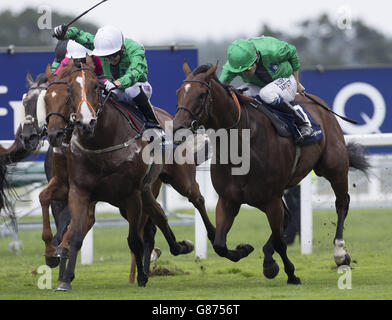 Jamie Spencer (a destra), cavalcata da halation, del team Gran Bretagna e Irlanda, vince la Dubai Duty Free Shergar Cup Mile Race durante la Dubai Duty Free Shergar Cup presso l'ippodromo di Ascot, Ascot. Foto Stock