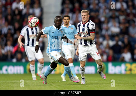 Il Bacary Sagna di Manchester City (a sinistra) e James McClean di West Bromwich Albion combattono per la palla durante la partita della Barclays Premier League presso gli Hawthorns, West Bromwich. Foto Stock