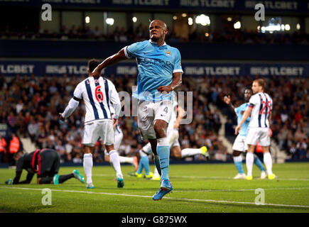 Vincent Kompany di Manchester City festeggia il terzo gol del suo fianco durante la partita della Barclays Premier League a Hawthorns, West Bromwich. Foto Stock