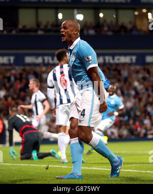 Vincent Kompany di Manchester City festeggia il terzo gol del suo fianco durante la partita della Barclays Premier League a Hawthorns, West Bromwich. Foto Stock