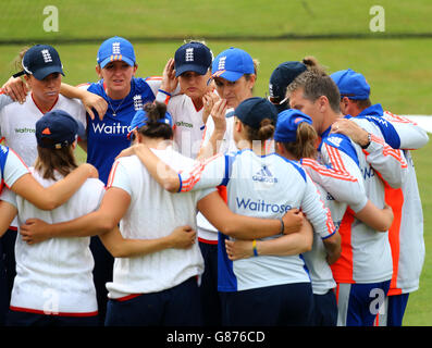 Il Capitano inglese Charlotte Edwards durante un colloquio di squadra mentre la squadra si riscalda per il giorno uno del test delle ceneri delle Donne al terreno di Spitfire, Canterbury. Foto Stock