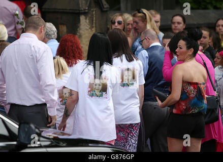 Lutto fuori St Thomas e St James Church a Worsbrough Dale prima dei funerali di Conley Thompson, sette anni. Foto Stock