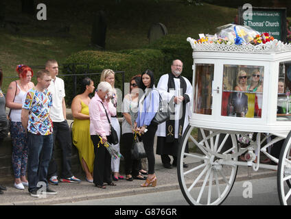 La bara di Conley Thompson, di sette anni, arriva a St Thomas e St James Church a Worsbrough Dale, dove si svolge il suo funerale. Foto Stock