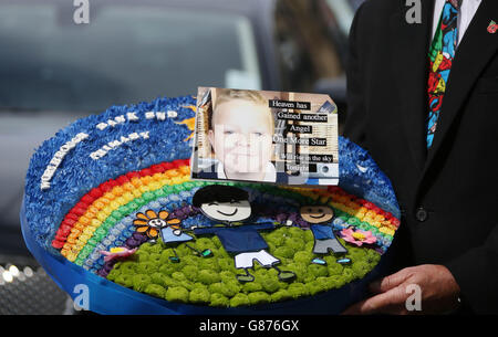 Tributi floreali fuori St Thomas e St James Church a Worsbrough Dale prima del funerale di Conley Thompson di sette anni. Foto Stock