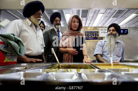 Liz Kendall (centro) visita le cucine del Gurdwara Sri Guru Singh Sabha Southall, a ovest di Londra. Foto Stock