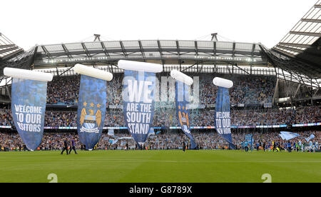Le due squadre camminano sul campo di fronte al nuovo South Stand durante la partita della Barclays Premier League all'Etihad Stadium di Manchester. Foto Stock