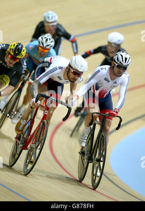 Il team britannico Sir Bradley Wiggins (a sinistra) e Mark Cavendish cambiano durante il Madison durante il terzo giorno della Revolution Series alla Derby Arena. Foto Stock