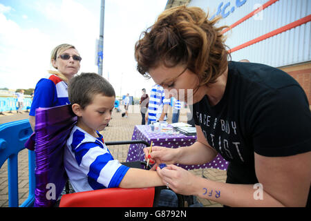 Calcio - Campionato Sky Bet - Reading v Leeds United - Stadio Madejski. Un giovane fan della lettura nella Royals Fun zone prima della partita tra Reading e Leeds United. Foto Stock