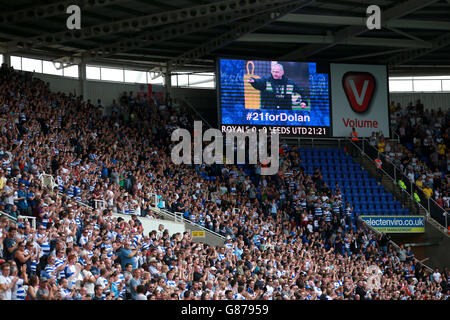 Calcio - Campionato Sky Bet - Reading v Leeds United - Stadio Madejski. I fan della lettura mostrano il loro sostegno al manager dell'accademia Eamonn Dolan con un minuto di applausi nel 21° minuto Foto Stock