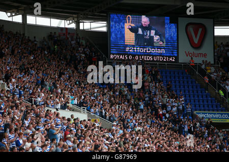 I fan della lettura mostrano il loro supporto per il manager Eamonn Dolan con un minuto di applausi nel ventunesimo minuto Foto Stock