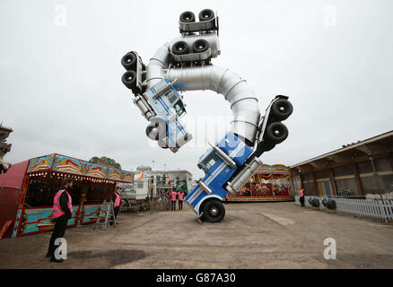 Big Rig Jig, un'opera di Mike Ross, in mostra al Dismaland - Bemusement Park, il più grande spettacolo di Banksy finora, a Weston-super-Mare, Somerset. Foto Stock