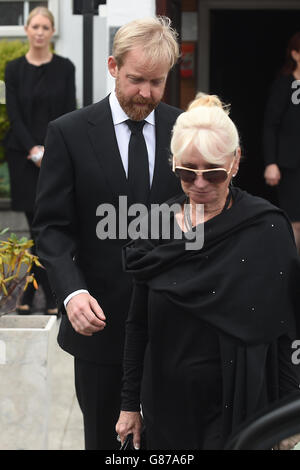 Il figlio di Cilla Black ben Willis (a sinistra) lascia i direttori funerari di B Jenkins & Sons prima del funerale delle sue madri alla St Mary's Church di Woolton, Liverpool. Foto Stock