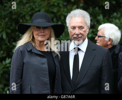 Carol Vorderman e Sir Tom Jones arrivano per i funerali di Cilla Black alla chiesa di St Mary a Woolton, Liverpool. Foto Stock